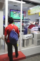 Domingo 6 de mayo del 2012. Varios transeúntes observan los partidos de fut bol en aparadores de tiendas de electrodomésticos mientras se transmite el debate de los candidatos a la presidencia de México.