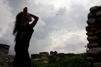 Julio de 2017. Chiapa de Corzo. Las ruinas de la antigua ciudad prehispánica enmarcan la sesión de esta ocasión con la modelo Kathya Caballero. Julio de 2017. Chiapa de Corzo. Las ruinas de la antigua ciudad prehispánica enmarcan la sesión de esta ocasión con la modelo Kathya Caballero.