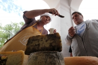 Sábado 22 de junio del 2013. La elaboración del queso tradicional en San Cristóbal de las Casas tiene una fuerte influencia naturista presente en su condimentación a base de especies, condimentos y hierbas aromáticas.