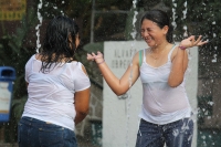 Jueves 24 de febrero. Los jóvenes de la ciudad de Tuxtla Gutiérrez aprovechan las fuentes de los parques para refrescarse del fuerte calor de las últimas horas.