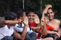 Jueves 24 de febrero. Los jóvenes de la ciudad de Tuxtla Gutiérrez aprovechan las fuentes de los parques para refrescarse del fuerte calor de las últimas horas.