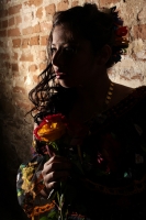 Martes 6 de enero del 2014. Chiapa de Corzo. Las Chiapanecas vestida de tul y lino, de negro y coloridas flores, acompañan a los danzantes Parachicos durante la Fiesta Grande de Enero con la elegante belleza de las mujeres de la ribera del rio Grijalva y 