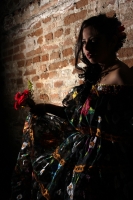 Martes 6 de enero del 2014. Chiapa de Corzo. Las Chiapanecas vestida de tul y lino, de negro y coloridas flores, acompañan a los danzantes Parachicos durante la Fiesta Grande de Enero con la elegante belleza de las mujeres de la ribera del rio Grijalva y 