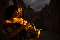 Martes 6 de enero del 2014. Chiapa de Corzo. Las Chiapanecas vestida de tul y lino, de negro y coloridas flores, acompañan a los danzantes Parachicos durante la Fiesta Grande de Enero con la elegante belleza de las mujeres de la ribera del rio Grijalva y Martes 6 de enero del 2014. Chiapa de Corzo. Las Chiapanecas vestida de tul y lino, de negro y coloridas flores, acompañan a los danzantes Parachicos durante la Fiesta Grande de Enero con la elegante belleza de las mujeres de la ribera del rio Grijalva y