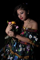 Martes 6 de enero del 2014. Chiapa de Corzo. Las Chiapanecas vestida de tul y lino, de negro y coloridas flores, acompañan a los danzantes Parachicos durante la Fiesta Grande de Enero con la elegante belleza de las mujeres de la ribera del rio Grijalva y 