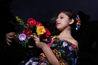 Martes 6 de enero del 2014. Chiapa de Corzo. Las Chiapanecas vestida de tul y lino, de negro y coloridas flores, acompañan a los danzantes Parachicos durante la Fiesta Grande de Enero con la elegante belleza de las mujeres de la ribera del rio Grijalva y 