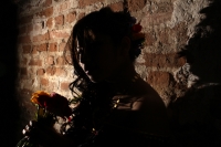 Martes 6 de enero del 2014. Chiapa de Corzo. Las Chiapanecas vestida de tul y lino, de negro y coloridas flores, acompañan a los danzantes Parachicos durante la Fiesta Grande de Enero con la elegante belleza de las mujeres de la ribera del rio Grijalva y 