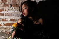 Martes 6 de enero del 2014. Chiapa de Corzo. Las Chiapanecas vestida de tul y lino, de negro y coloridas flores, acompañan a los danzantes Parachicos durante la Fiesta Grande de Enero con la elegante belleza de las mujeres de la ribera del rio Grijalva y 