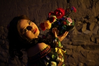 Martes 6 de enero del 2014. Chiapa de Corzo. Las Chiapanecas vestida de tul y lino, de negro y coloridas flores, acompañan a los danzantes Parachicos durante la Fiesta Grande de Enero con la elegante belleza de las mujeres de la ribera del rio Grijalva y 