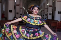 Martes 20 de enero del 2014. Chiapa de Corzo. La Mujer Chiapaneca. Las bellas mujeres de la comunidad ribereña son el motor y alegría de la Fiesta Gran de Enero, acompañando la danza de los Parachicos o retomando su femenina posición en las danzas de las 
