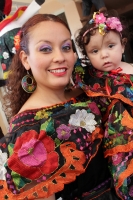 Martes 20 de enero del 2014. Chiapa de Corzo. La Mujer Chiapaneca. Las bellas mujeres de la comunidad ribereña son el motor y alegría de la Fiesta Gran de Enero, acompañando la danza de los Parachicos o retomando su femenina posición en las danzas de las 