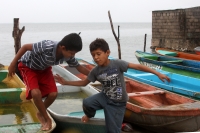 Lunes 2 de junio del 2014. Pescadería La gloría, Arriaga. Pobladores de las comunidades de la costa de Chiapas se preparan para recibir las lluvias de la depresión tropical número 2 en las próximas horas.