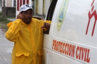 Lunes 2 de junio del 2014. Pescadería La gloría, Arriaga. Pobladores de las comunidades de la costa de Chiapas se preparan para recibir las lluvias de la depresión tropical número 2 en las próximas horas.