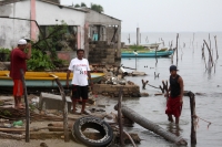 Lunes 2 de junio del 2014. Pescadería La gloría, Arriaga. Pobladores de las comunidades de la costa de Chiapas se preparan para recibir las lluvias de la depresión tropical número 2 en las próximas horas.