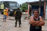 Lunes 2 de junio del 2014. Pescadería La gloría, Arriaga. Pobladores de las comunidades de la costa de Chiapas se preparan para recibir las lluvias de la depresión tropical número 2 en las próximas horas.