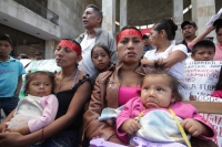 Jueves 27 de noviembre del 2014. Tuxtla Gutiérrez. Dos mujeres más se suturan los labios eta mañana para continuar la huelga de hambre que mantienen en las entradas del congreso de Chiapas exigiendo la libertad de un campesino de una comunidad de Ixtapa