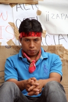Martes 25 de noviembre del 2014. Tuxtla Gutiérrez. Campesinos de la comunidad de Ixtapa mantienen huelga de hambre en las afueras del congreso local y este medio día se suturan los labios para exigir a las autoridades de Chiapas la liberación de los preso
