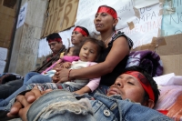 Jueves 27 de noviembre del 2014. Tuxtla Gutiérrez. Dos mujeres más se suturan los labios eta mañana para continuar la huelga de hambre que mantienen en las entradas del congreso de Chiapas exigiendo la libertad de un campesino de una comunidad de Ixtapa
