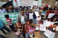 Jueves 27 de noviembre del 2014. Tuxtla Gutiérrez. Dos mujeres más se suturan los labios eta mañana para continuar la huelga de hambre que mantienen en las entradas del congreso de Chiapas exigiendo la libertad de un campesino de una comunidad de Ixtapa