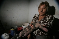 Lunes 13 de diciembre. Chiapa de Corzo (20 fotos) La artesana Martha Vargas es de las pocas mujeres que continúa trabajando la Laca Chiapacorceña elaborada de polvos de tierra y de insectos de la depresión central del estado de Chiapas. La Laca de Chiapa 