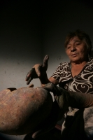 Lunes 13 de diciembre. Chiapa de Corzo (20 fotos) La artesana Martha Vargas es de las pocas mujeres que continúa trabajando la Laca Chiapacorceña elaborada de polvos de tierra y de insectos de la depresión central del estado de Chiapas. La Laca de Chiapa 