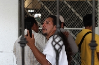 Martes 22 de octubre del 2019. Tuxtla Gutiérrez. Lacandones usan con naturalidad la tecnología de los celulares para comunicarse esta mañana antes de entrar a la reunión de trabajo en las oficinas del gobierno de Chiapas.