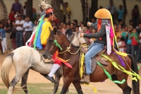 Miércoles 8 de agosto del 2012. Chiapa de Corzo. El recorrido de los Alférez y Naguarez se lleva realiza por jinetes que visten a la usanza chiapaneca durante el cierre de las festividades de Santo Domingo esta tarde en el antiguo camposanto de esta comun