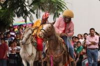 Miércoles 8 de agosto del 2012. Chiapa de Corzo. El recorrido de los Alférez y Naguarez se lleva realiza por jinetes que visten a la usanza chiapaneca durante el cierre de las festividades de Santo Domingo esta tarde en el antiguo camposanto de esta comun