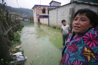 Jueves30 de septiembre. Habitantes de la comunidad Navenchauc del municipio Zinacantán en Los Altos del estado de Chiapas, continúan sufriendo la inundación que cubre parte de este poblado de la etnia tsotsil.