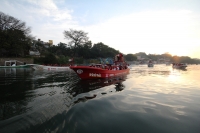 Lunes 12 de diciembre del 2016. Chiapa de Corzo. Los lancheros de los servicios turísticos del malecón de la ciudad de Chiapa de Corzo, realizan la peregrinación de lanchas en las aguas del rio Grijalva hacia la formación rocosa llamada la Cueva de Colore