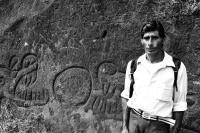 Lunes 8 de junio del 2015. Don Ramiro Vázquez Gómez acompañado de su pequeña hija recorre los caminos de las rancherías de la Comunidad El Naranjo donde se puede observar dos serpientes labradas en la roca del lugar conocido como La Peña. Los lugareños af