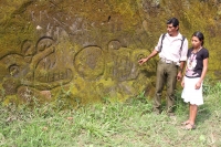 Lunes 8 de junio del 2015. Don Ramiro Vázquez Gómez acompañado de su pequeña hija recorre los caminos de las rancherías de la Comunidad El Naranjo donde se puede observar dos serpientes labradas en la roca del lugar conocido como La Peña. Los lugareños af