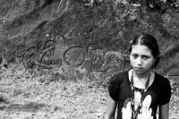 Lunes 8 de junio del 2015. Don Ramiro Vázquez Gómez acompañado de su pequeña hija recorre los caminos de las rancherías de la Comunidad El Naranjo donde se puede observar dos serpientes labradas en la roca del lugar conocido como La Peña. Los lugareños af