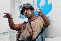 Martes 4 de marzo del 2014. San Fernando, Chiapas. Las Pebles son grupos de jóvenes que irrumpen con las festividades del Carnaval Zoque en la comunidad San Fernando, armados con bolsas de pintura, botellas de agua encalada y huevos convierten esta locali
