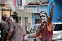 Martes 4 de marzo del 2014. San Fernando, Chiapas. Las Pebles son grupos de jóvenes que irrumpen con las festividades del Carnaval Zoque en la comunidad San Fernando, armados con bolsas de pintura, botellas de agua encalada y huevos convierten esta locali