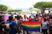 Martes 14 de febrero del 2012. Comunidad lésbico-gay se manifiesta en el día del amor. Tuxtla Gutiérrez, Chiapas. La comunidad homosexual de la ciudad se reúne en la entrada del edificio del congreso local para repartir besos y sonrisas llamando a la equi