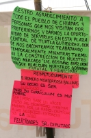 Un letrero en las instalaciones temporales del Mercado de la Plaza Central de Tuxtla hace alusión a los intereses de los lideres políticos de esta ciudad.