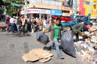 Viernes 22 de Noviembre del 2013. Tuxtla Gutiérrez. Esta mañana continúa el levantón del plantón del movimiento magisterial mientras que el ayuntamiento de Tuxtla realiza el operativo de limpieza del primer cuadro de la ciudad.