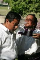 Médicos tradicionales de los altos de Chiapas realizan “limpias “ curativas a las personas que participan en las celebraciones del Día Mundial de las Mujeres.