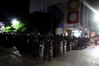 Lunes 19 de diciembre del 2016. Tuxtla Gutiérrez. Elementos policiacos acompañan el operativo de limpieza y resguardo que el ayuntamiento municipal realiza esta media noche sobre las calles del primer cuadro de la ciudad para evitar el ambulantaje en las 