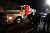 Lunes 19 de diciembre del 2016. Tuxtla Gutiérrez. Elementos policiacos acompañan el operativo de limpieza y resguardo que el ayuntamiento municipal realiza esta media noche sobre las calles del primer cuadro de la ciudad para evitar el ambulantaje en las 