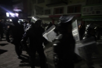 Lunes 19 de diciembre del 2016. Tuxtla Gutiérrez. Elementos policiacos acompañan el operativo de limpieza y resguardo que el ayuntamiento municipal realiza esta media noche sobre las calles del primer cuadro de la ciudad para evitar el ambulantaje en las 