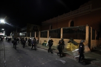 Lunes 19 de diciembre del 2016. Tuxtla Gutiérrez. Elementos policiacos acompañan el operativo de limpieza y resguardo que el ayuntamiento municipal realiza esta media noche sobre las calles del primer cuadro de la ciudad para evitar el ambulantaje en las 