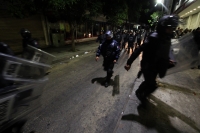 Lunes 19 de diciembre del 2016. Tuxtla Gutiérrez. Elementos policiacos acompañan el operativo de limpieza y resguardo que el ayuntamiento municipal realiza esta media noche sobre las calles del primer cuadro de la ciudad para evitar el ambulantaje en las 