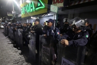 Lunes 19 de diciembre del 2016. Tuxtla Gutiérrez. Elementos policiacos acompañan el operativo de limpieza y resguardo que el ayuntamiento municipal realiza esta media noche sobre las calles del primer cuadro de la ciudad para evitar el ambulantaje en las 