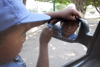 Martes 9 de diciembre del 2014. Tuxtla Gutiérrez. Un pequeño niño de la calle intenta salir adelante limpiando los parabrisas de los autos en un crucero de la capital del estado de Chiapas.