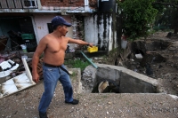 Jueves 27 de junio del 2013. Tuxtla Gutiérrez. Unas cuarenta familias de escasos recursos fueron afectadas por la lluvia de la noche de ayer debido al acumulamiento de basura en los drenes y a las obras inconclusas en las cercanías de arroyos y afluentes 