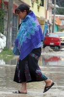 Lluvia en San Cristóbal y Tuxtla.  Las ciudades de San Cristóbal de las Casas han presentado algunos encharcamientos menores durante las lluvias de los días pasados debido al estado en que se encuentran las vialidades de estas ciudades.   La ciudad de San