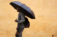 Jueves 4 de agosto del 2016. San Cristóbal de las Casas. La lluvia provocada por el fenómeno meteorológico Earl la salida de los paraguas en la plaza de armas de esta colonial ciudad del sureste de México.