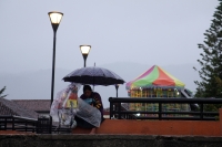 Jueves 4 de agosto del 2016. San Cristóbal de las Casas. La lluvia provocada por el fenómeno meteorológico Earl la salida de los paraguas en la plaza de armas de esta colonial ciudad del sureste de México.